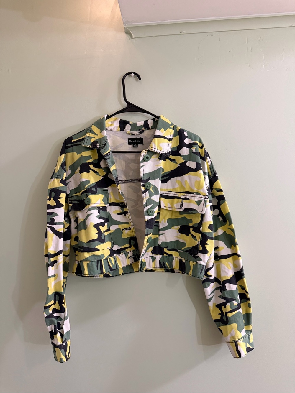 New Look Cropped Camo Utility Jacket in Yellow and Green